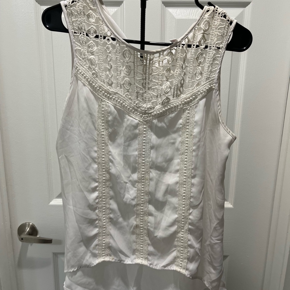 🛑 Xhilaration White Sleeveless Lace Crochet-Front Hi-Lo Tank Top